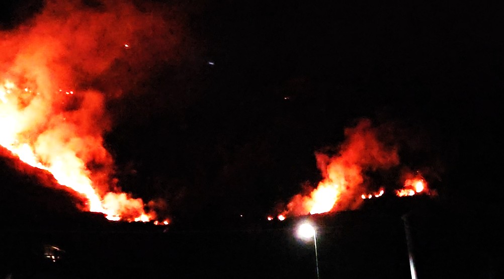 Ischia, vasto incendio sul Monte Epomeo: le fiamme lambiscono alcune abitazioni