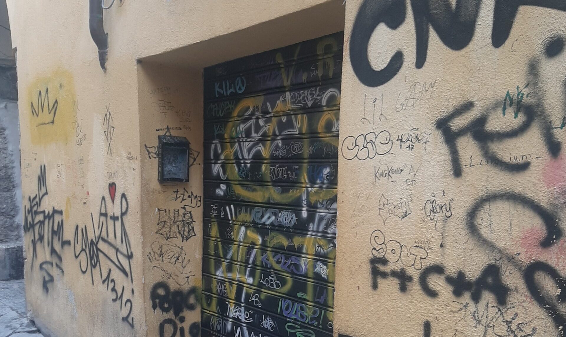 Benevento, nuovi atti vandalici nel centro storico. L’appello dei residenti