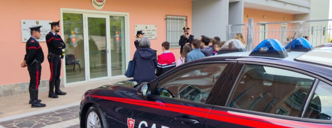 Ariano Irpino, “Cultura della Legalità”: i Carabinieri accolgono in Caserma 120 alunni