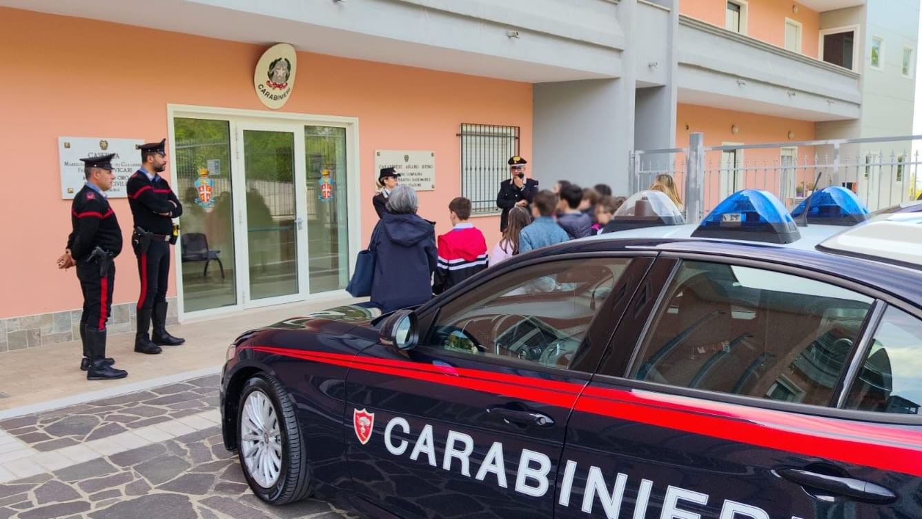 Ariano Irpino, “Cultura della Legalità”: i Carabinieri accolgono in Caserma 120 alunni