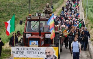 Pastene-Pietrelcina 1° maggio: il Saio di Padre Pio accoglie i pellegrini tra fede ed emozione