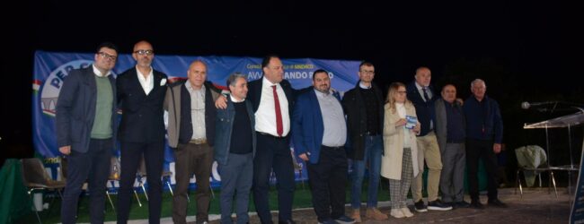 Calvi risponde con il cuore: teatro e piazza stracolmi per la lista “Per Calvi”