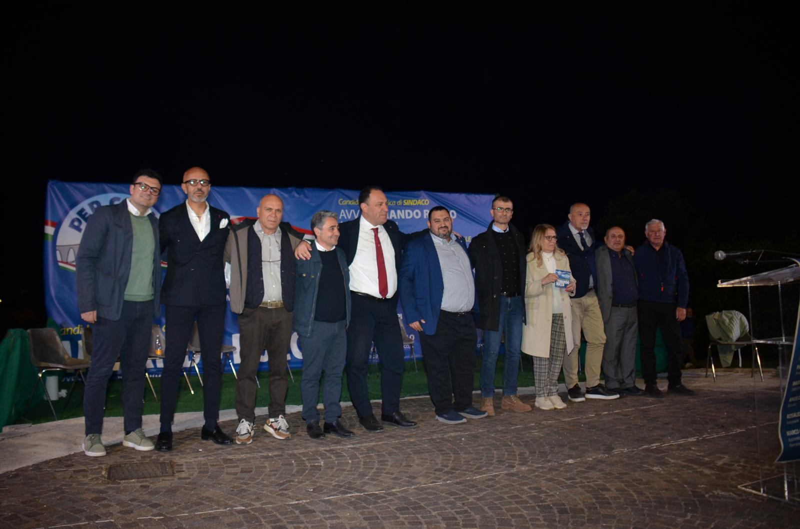 Calvi risponde con il cuore: teatro e piazza stracolmi per la lista “Per Calvi”