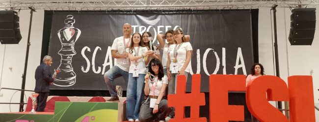 Il Liceo Classico “Pietro Giannone” sul podio nazionale degli scacchi: straordinario bronzo per la squadra femminile Iuniores