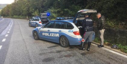 Camionista al cellulare sulla Telesina: patente sospesa dalla Polizia Stradale