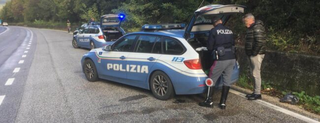 Camionista al cellulare sulla Telesina: patente sospesa dalla Polizia Stradale