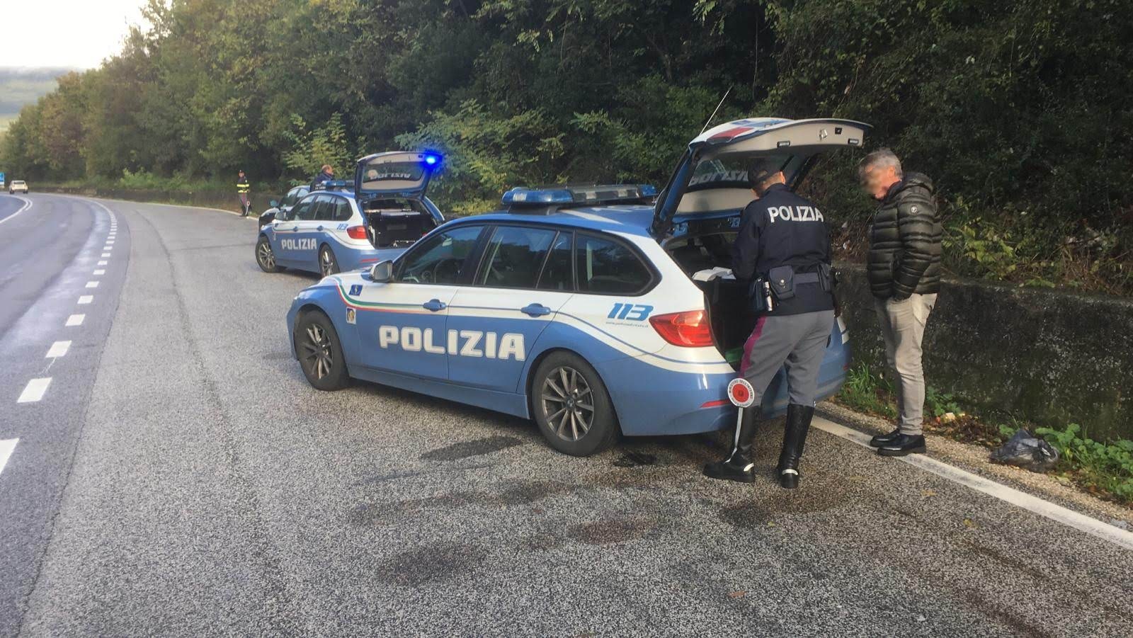Camionista al cellulare sulla Telesina: patente sospesa dalla Polizia Stradale