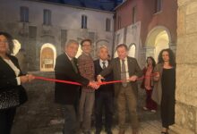 Grande successo a Cerreto Sannita per l’inaugurazione della mostra “Sacro e Profano” di Domizio Cassella
