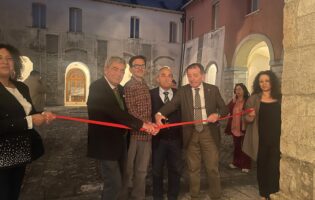 Grande successo a Cerreto Sannita per l’inaugurazione della mostra “Sacro e Profano” di Domizio Cassella
