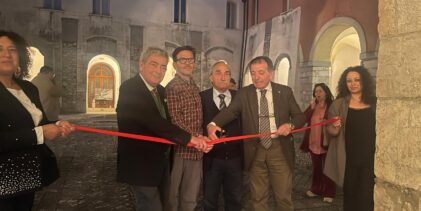 Grande successo a Cerreto Sannita per l’inaugurazione della mostra “Sacro e Profano” di Domizio Cassella