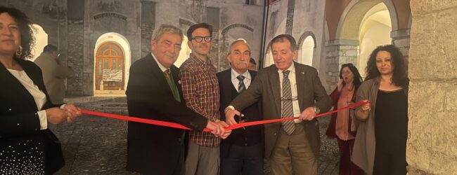 Grande successo a Cerreto Sannita per l’inaugurazione della mostra “Sacro e Profano” di Domizio Cassella