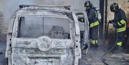 Grottolella, auto in fiamme in un’area privata: indagini sulle cause