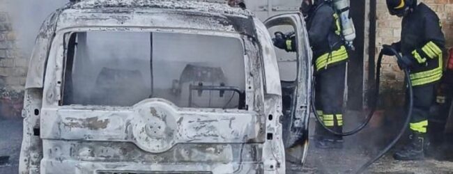 Grottolella, auto in fiamme in un’area privata: indagini sulle cause