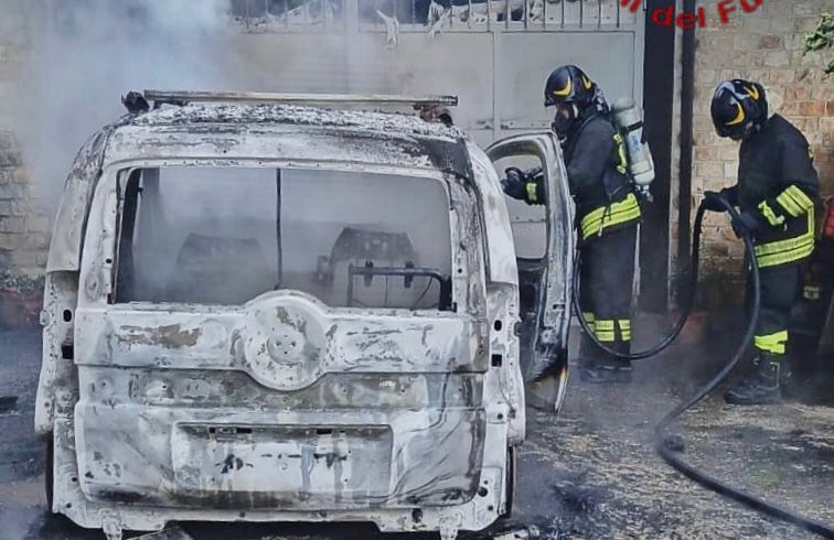 Grottolella, auto in fiamme in un’area privata: indagini sulle cause