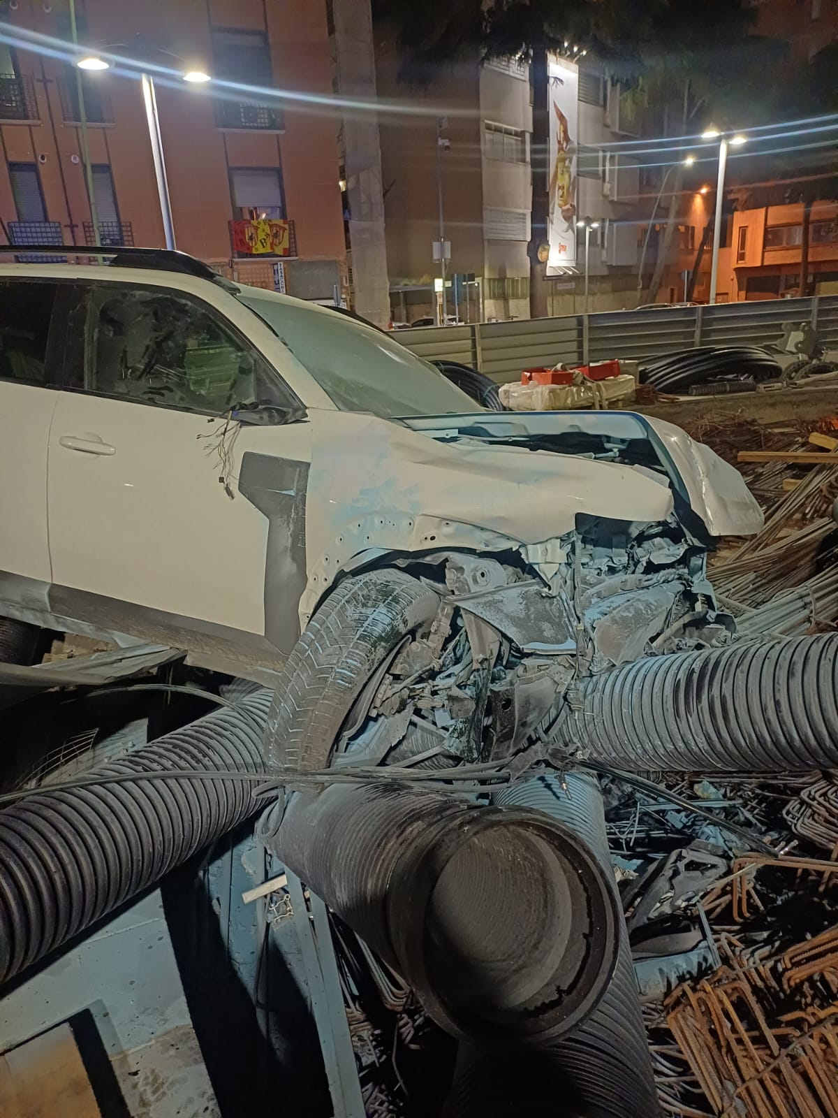 Benevento, auto finisce contro il cantiere della stazione al Rione Ferrovia: conducente ferito lieve