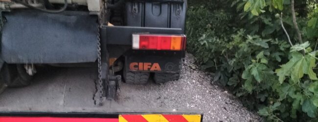 Disagi e strade impraticabili in Contrada Cancelleria: la denuncia di una commerciante|FOTO