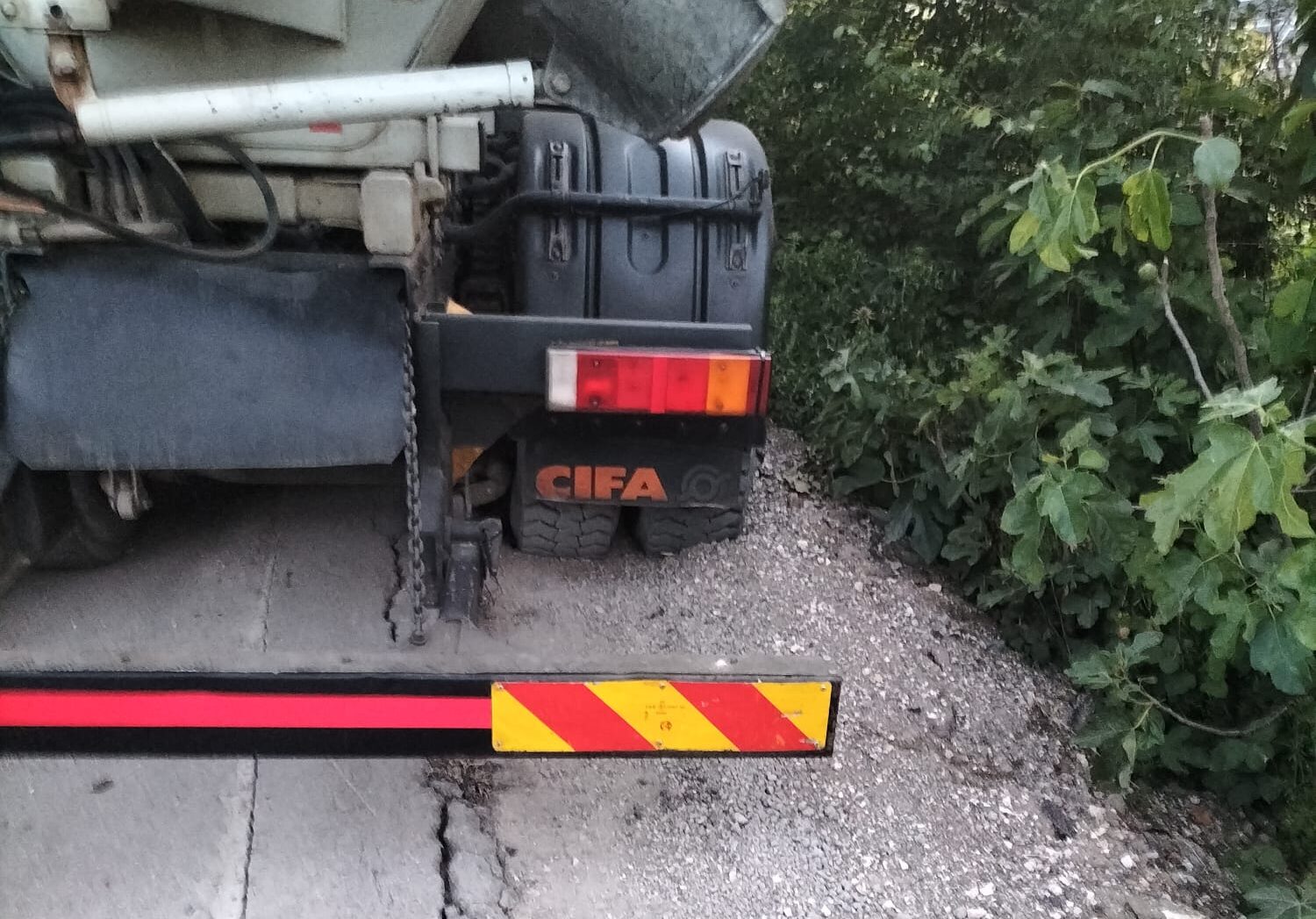 Disagi e strade impraticabili in Contrada Cancelleria: la denuncia di una commerciante|FOTO