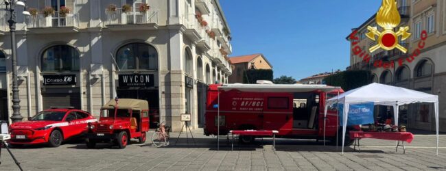Avellino celebra la Giornata Mondiale del Diritto al Gioco: i Vigili del Fuoco incontrano i bambini in Corso Vittorio Emanuele