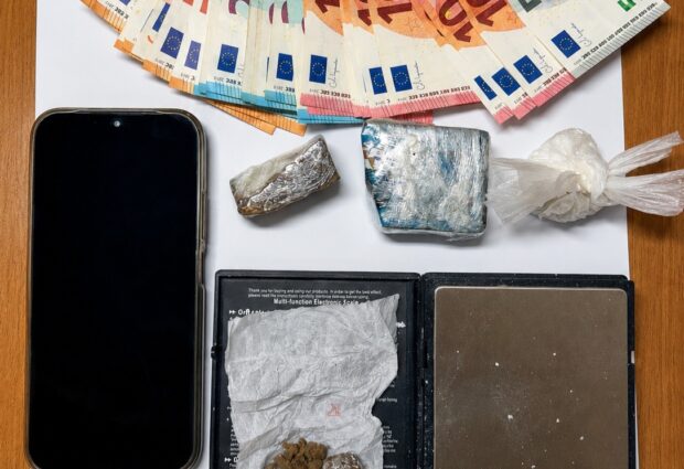 Benevento, Guardia di Finanza arresta donna con cocaina e hashish: trovati oltre 100 grammi di stupefacente e 1.000 euro in contanti