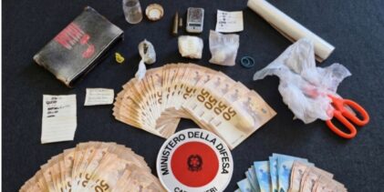 Benevento, droga in casa: arrestato 23enne dai Carabinieri. Sequestrati cocaina, marijuana e oltre 7mila euro