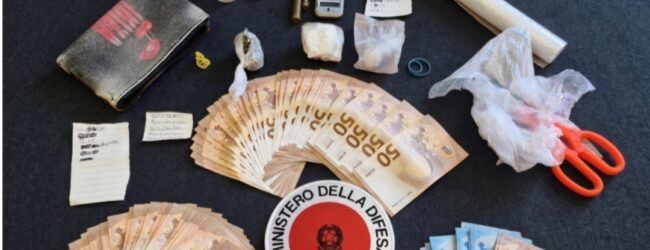 Benevento, droga in casa: arrestato 23enne dai Carabinieri. Sequestrati cocaina, marijuana e oltre 7mila euro