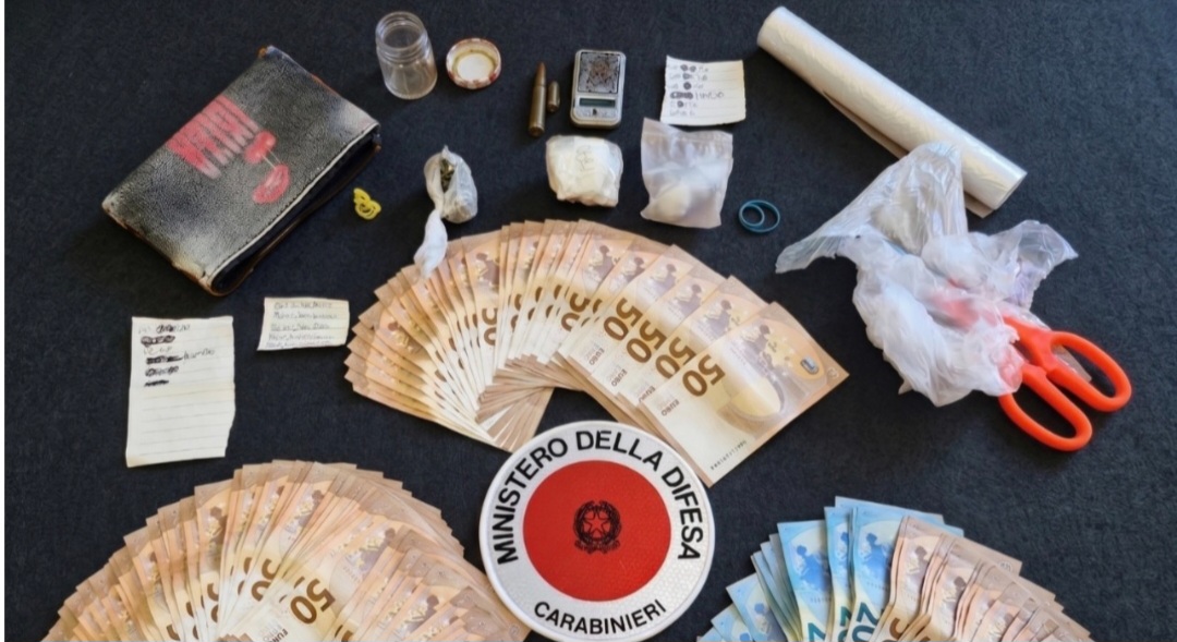 Benevento, droga in casa: arrestato 23enne dai Carabinieri. Sequestrati cocaina, marijuana e oltre 7mila euro