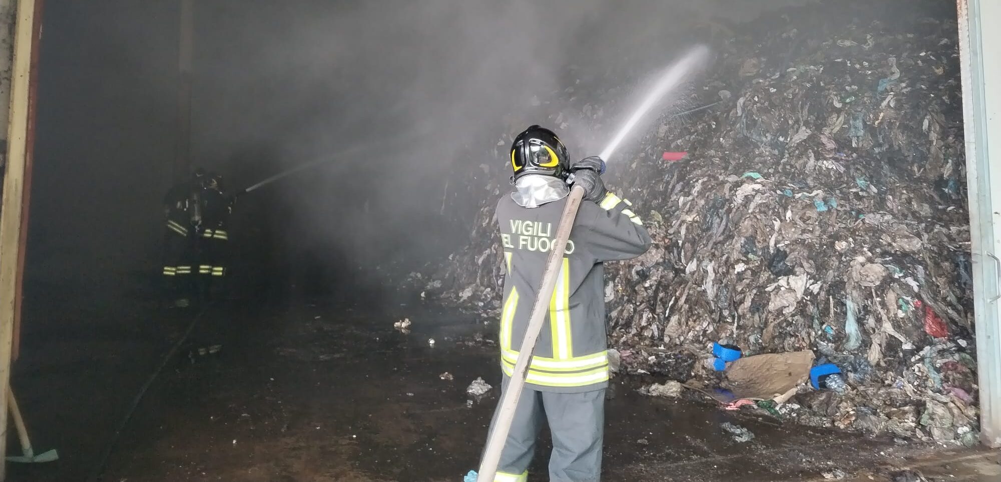 Incendio in corso alla New Vision di Sassinoro: intervento dei Vigili del Fuoco