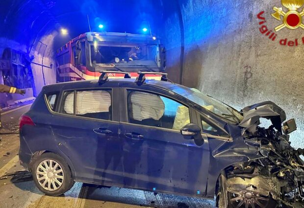 Solofra, incidente nella galleria Monte Pergola: coinvolte tre auto, tre feriti