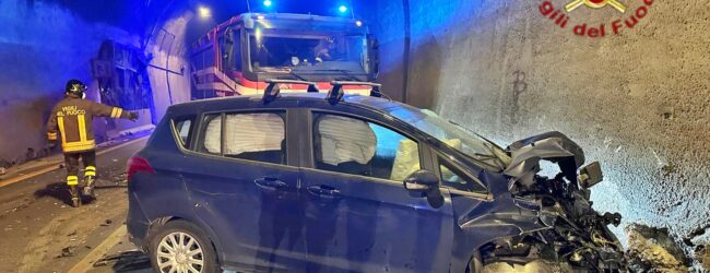 Solofra, incidente nella galleria Monte Pergola: coinvolte tre auto, tre feriti
