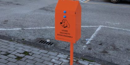 Deiezioni canine, Asia e Comune impletano i raccoglitori