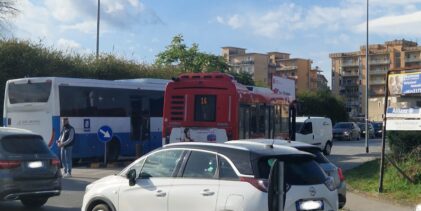 Benevento, mobilità al collasso dopo 10 anni di promesse: l’opposizione attacca Mastella su autobus in panne e contenziosi milionari