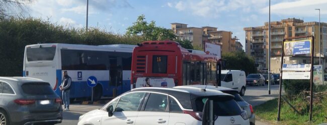 Benevento, mobilità al collasso dopo 10 anni di promesse: l’opposizione attacca Mastella su autobus in panne e contenziosi milionari
