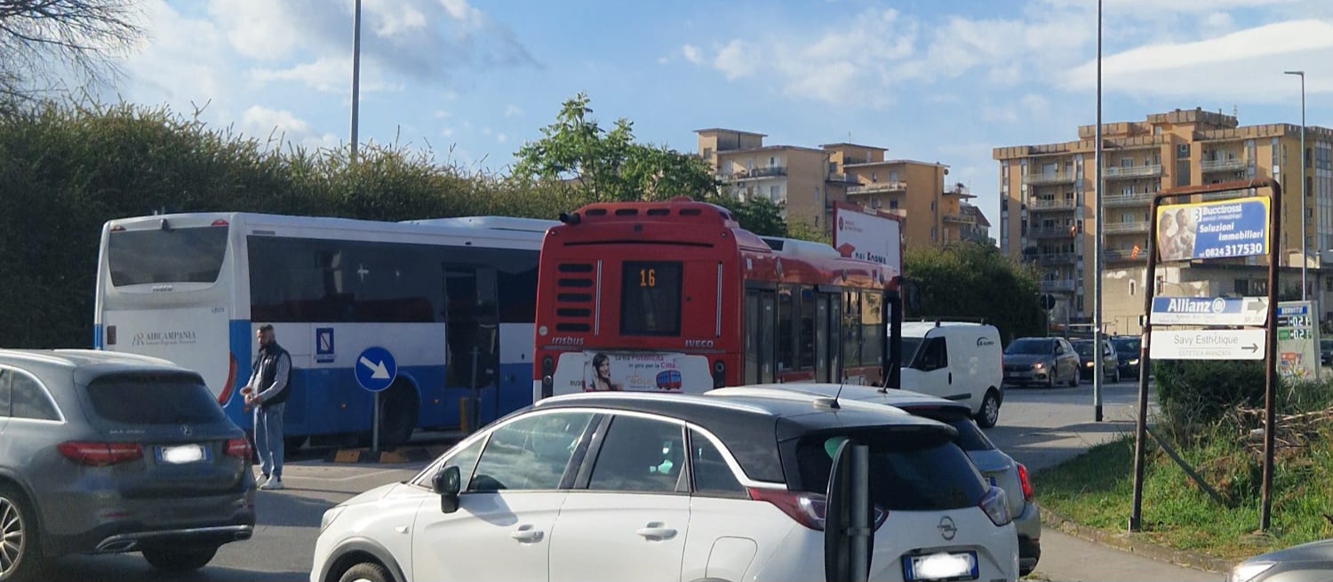 Benevento, mobilità al collasso dopo 10 anni di promesse: l’opposizione attacca Mastella su autobus in panne e contenziosi milionari