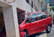 Avellino, auto fuori strada in Piazza Kennedy: intervengono i Vigili del Fuoco
