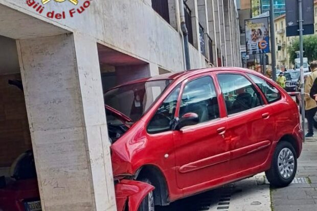 Avellino, auto fuori strada in Piazza Kennedy: intervengono i Vigili del Fuoco