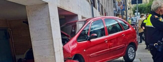 Avellino, auto fuori strada in Piazza Kennedy: intervengono i Vigili del Fuoco