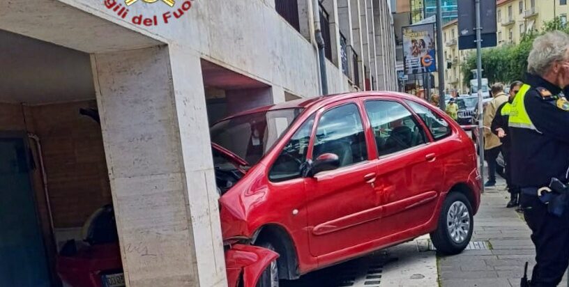 Avellino, auto fuori strada in Piazza Kennedy: intervengono i Vigili del Fuoco