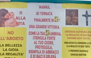 Benevento, cartellone ‘No all’aborto’ vicino all’ospedale: AVS Sannio, ‘Terrorismo psicologico, non torneremo al Medioevo”