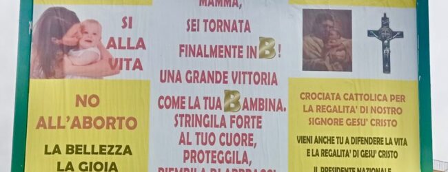 Benevento, cartellone ‘No all’aborto’ vicino all’ospedale: AVS Sannio, ‘Terrorismo psicologico, non torneremo al Medioevo”