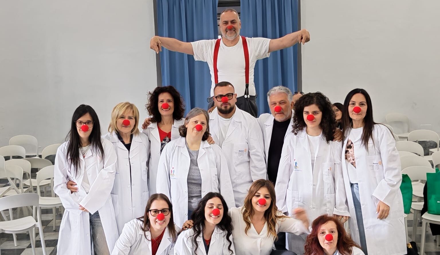 Valle Telesina: il Rotary “veste” la solidarietà. Consegnati i camici ai 14 nuovi Medici del Sorriso