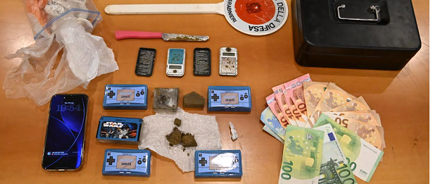 Hashish nascosto in cantina: arrestato 19enne. È il quarto arresto per droga in pochi giorni dei Carabinieri