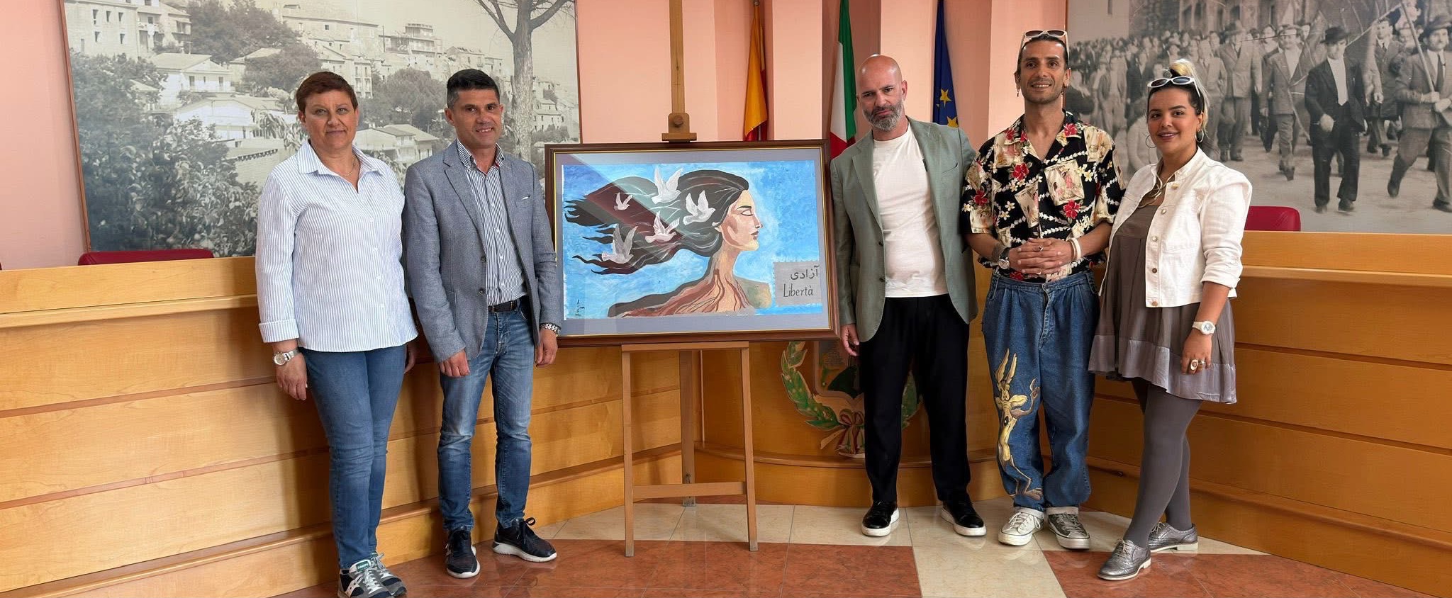 Castelpoto, l’artista iraniano Samiar dona al Comune un quadro per le donne: “Opera di libertà contro l’oppressione”