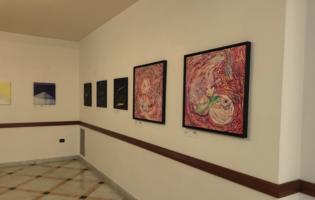 Grande partecipazione per l’inaugurazione di “ArtePiana – Tra Visione e Materia. Costellazioni della ricerca artistica contemporanea” a cura di Francesco Creta