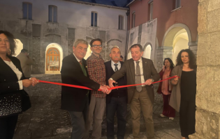 Grande successo a Cerreto Sannita per l’inaugurazione della mostra “Sacro e Profano” di Domizio Cassella