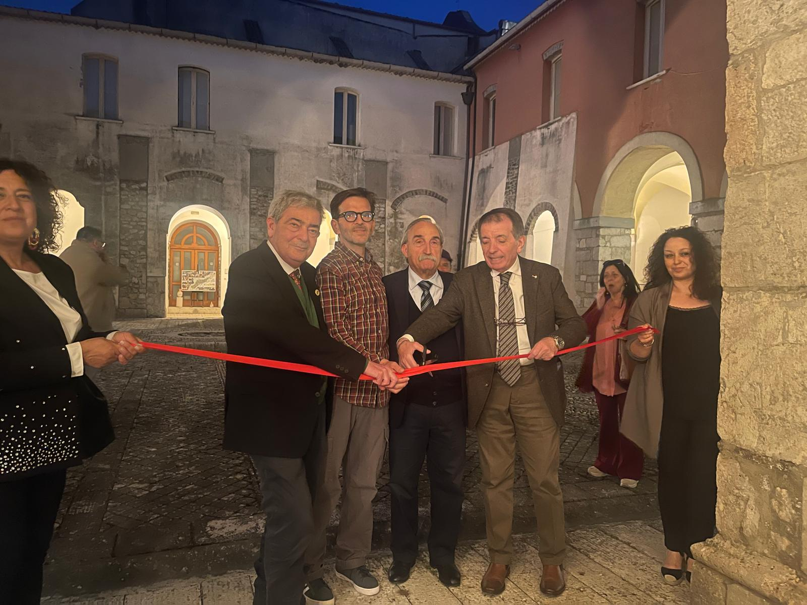Grande successo a Cerreto Sannita per l’inaugurazione della mostra “Sacro e Profano” di Domizio Cassella