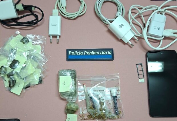 Carceri, Sappe: ad Ariano Irpino sequestrati telefoni, droga e armi artigianali