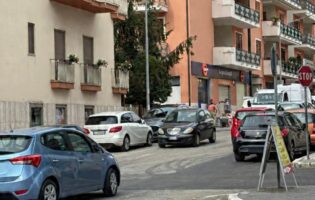 San Giorgio del Sannio: caos in via Aldo Moro davanti al nuovo supermercato, viabilità al collasso