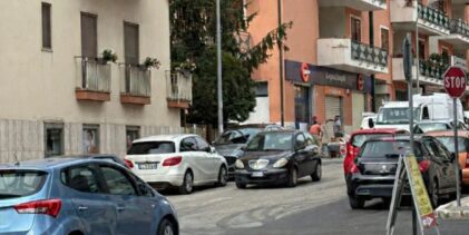 San Giorgio del Sannio: caos in via Aldo Moro davanti al nuovo supermercato, viabilità al collasso