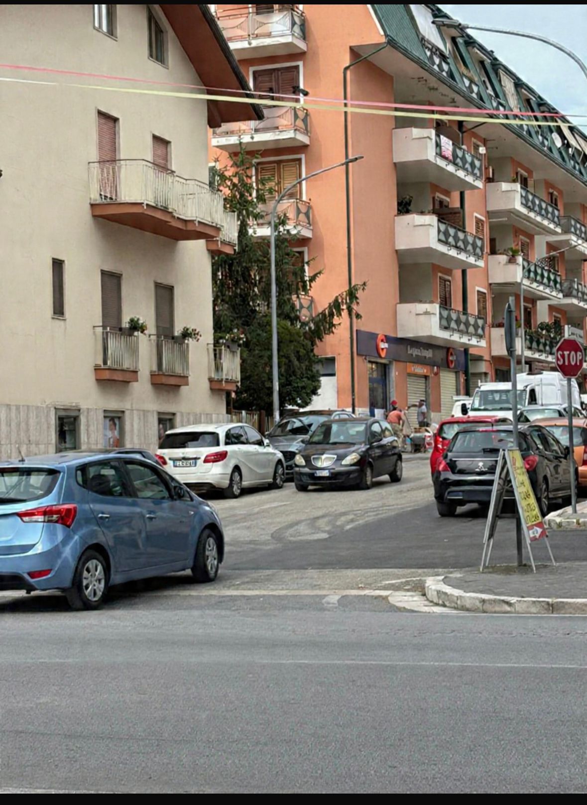 San Giorgio del Sannio: caos in via Aldo Moro davanti al nuovo supermercato, viabilità al collasso
