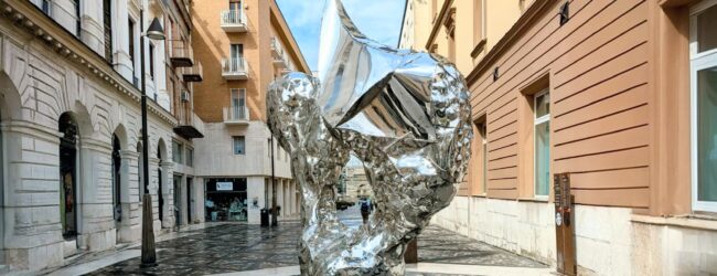 Benevento in Luce: Helidon Xhixha lascia “Sirena” in città. L’artista su proposta del curatore Francesco Creta lascia un segno a Benevento